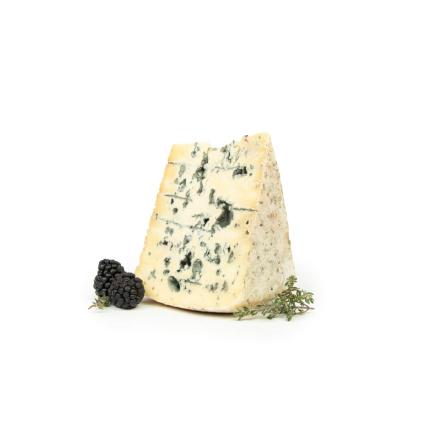 Blauschimmelkäse mit frischen Brombeeren und Thymian, ideal für Käsegenuss.